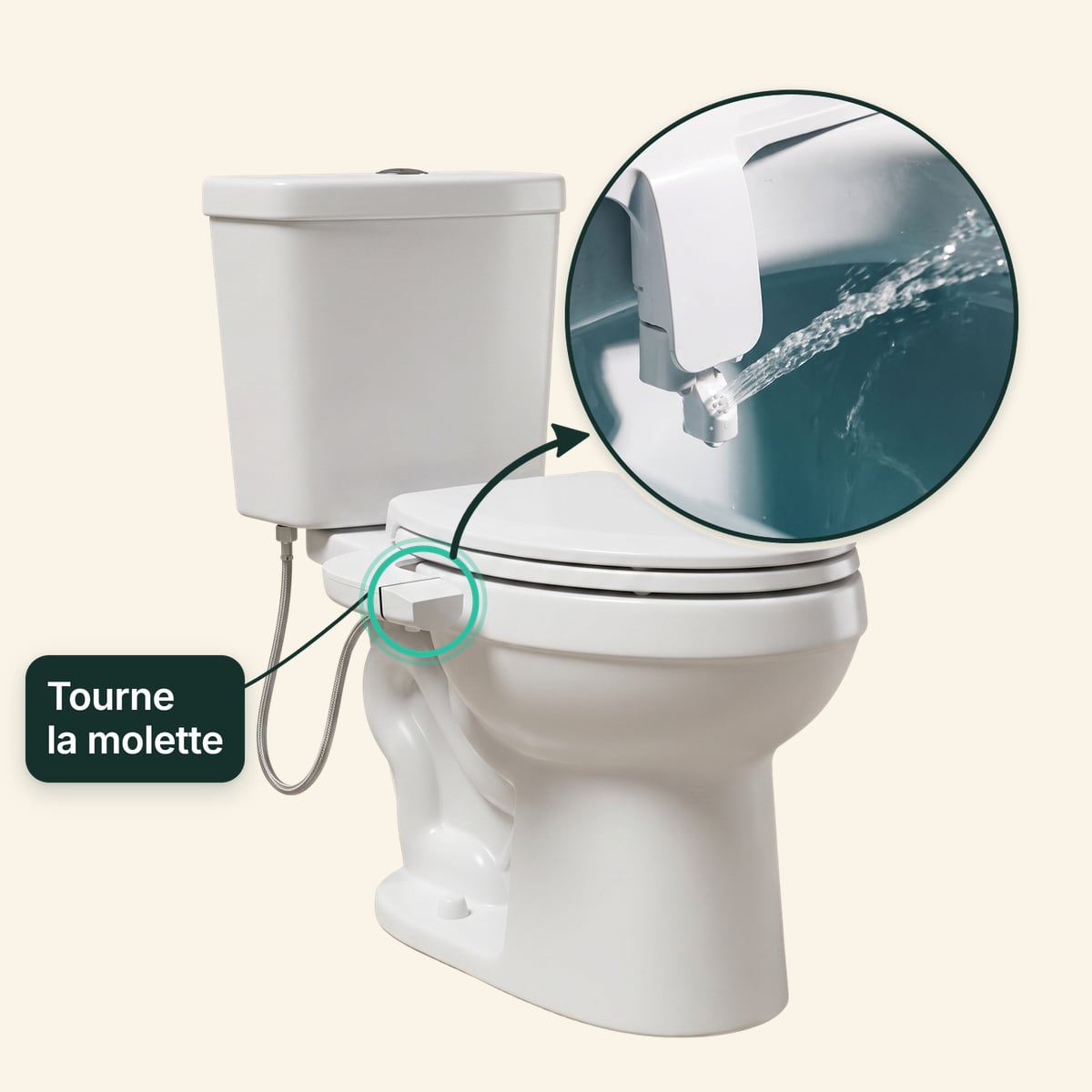 Bidet TUPUDUKU posé sous la lunette d’un WC classique en deux pièces, branché au réservoir. Tourne la molette sur le côté : le jet d’eau part, vu en loupe