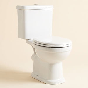 WC classiques en deux pièces&nbsp;: la cuvette posée au sol, le réservoir posé dessus.