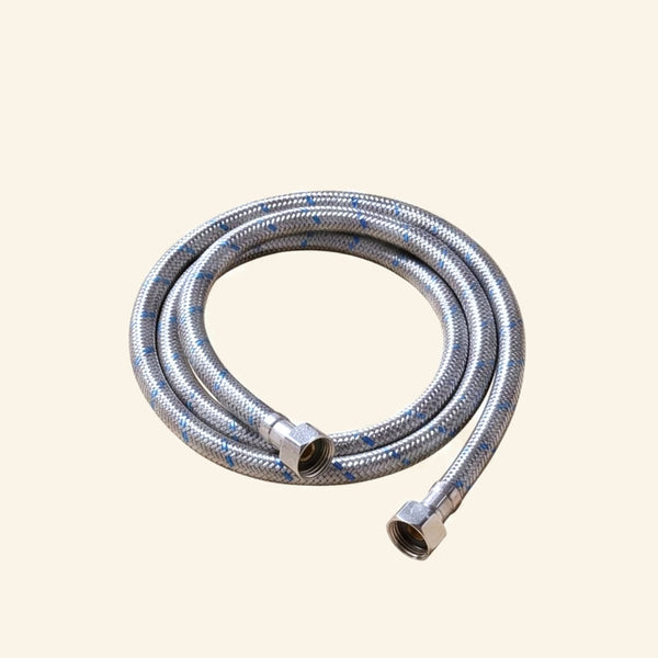 Flexible en inox tressé enroulé, sur fond crème